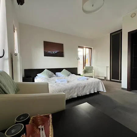 לינה וארוחת בוקר Szara U Ksawerego 3*